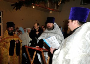 Новости Храма Святителя Николая в Хамовниках. 6 января на Ореховом проезде, 41, при большом стечении народа благочинный Даниловского благочиния протоиерей Олег Воробьев совершил малое освящение временного храма в честь Похвалы Пресвятой Богородицы Патриаршего подворья. 