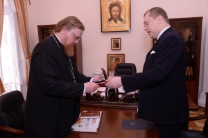 награда епископу Тихону настоятелю Храма Святителя Николая в Хамовниках