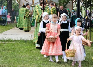 На приходе Живоначальной Троицы в Чертаново детей крестят каждый день